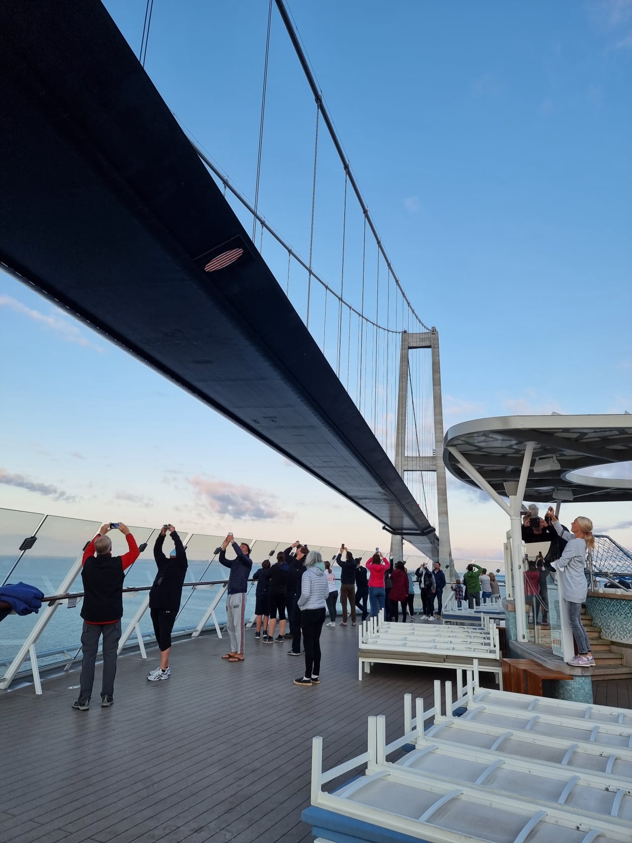 Brückendurchfahrt mit dem Kreuzfahrtschiff