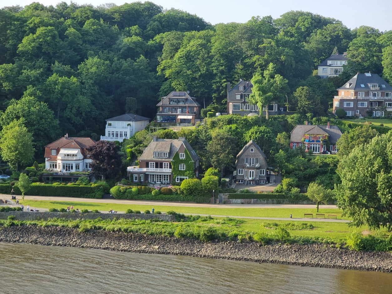 Elbufer vom Kreuzfahrtschiff aus
