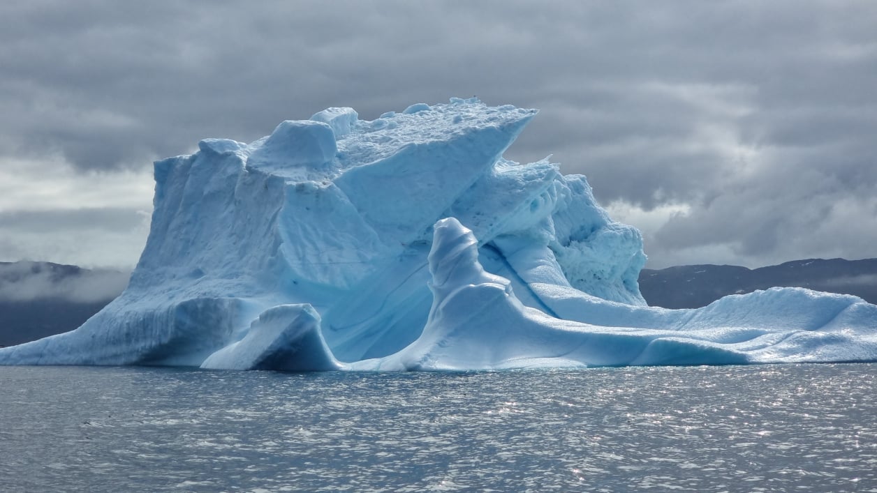 Eisberge vor der Küste in Grönland